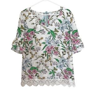 Kut from the Kloth Floral and Lace Blouse, V-neck, Short sleeves with ruffle